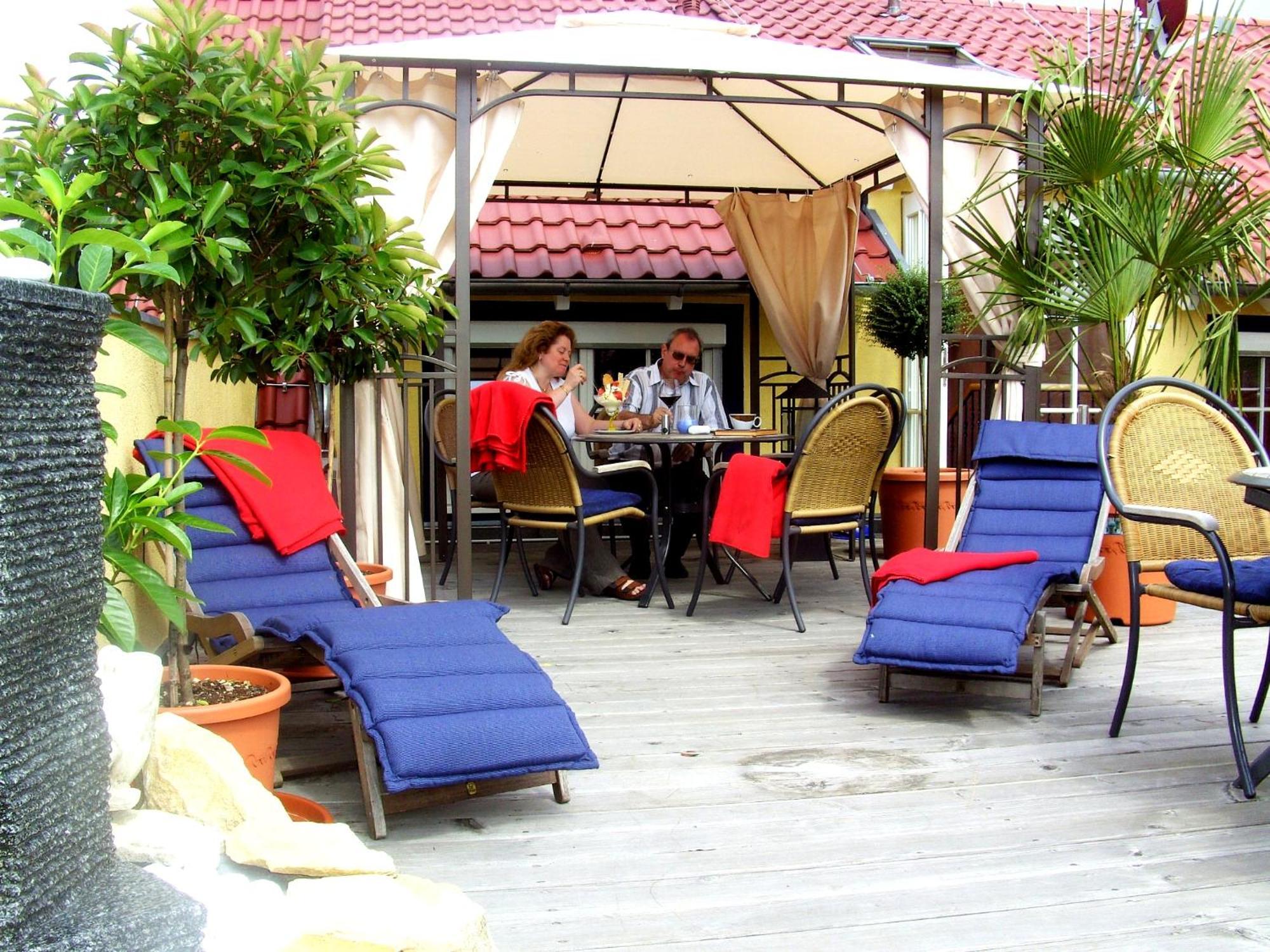 Cleo'S Hotel Кальштадт Экстерьер фото